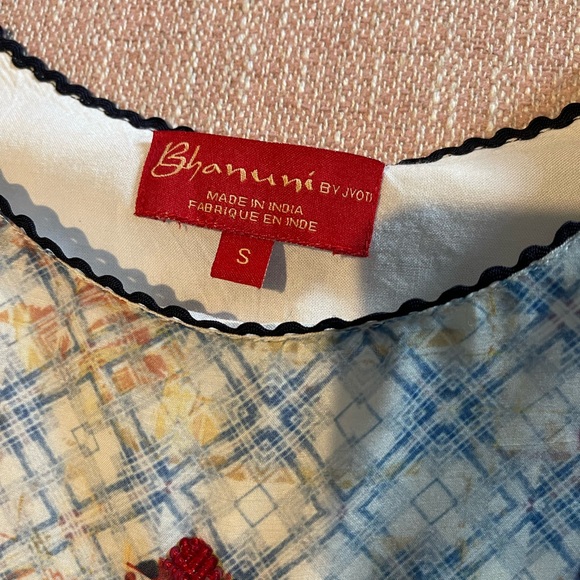 Gorgeous ruffle top ties in the back - Picture 2 of 3